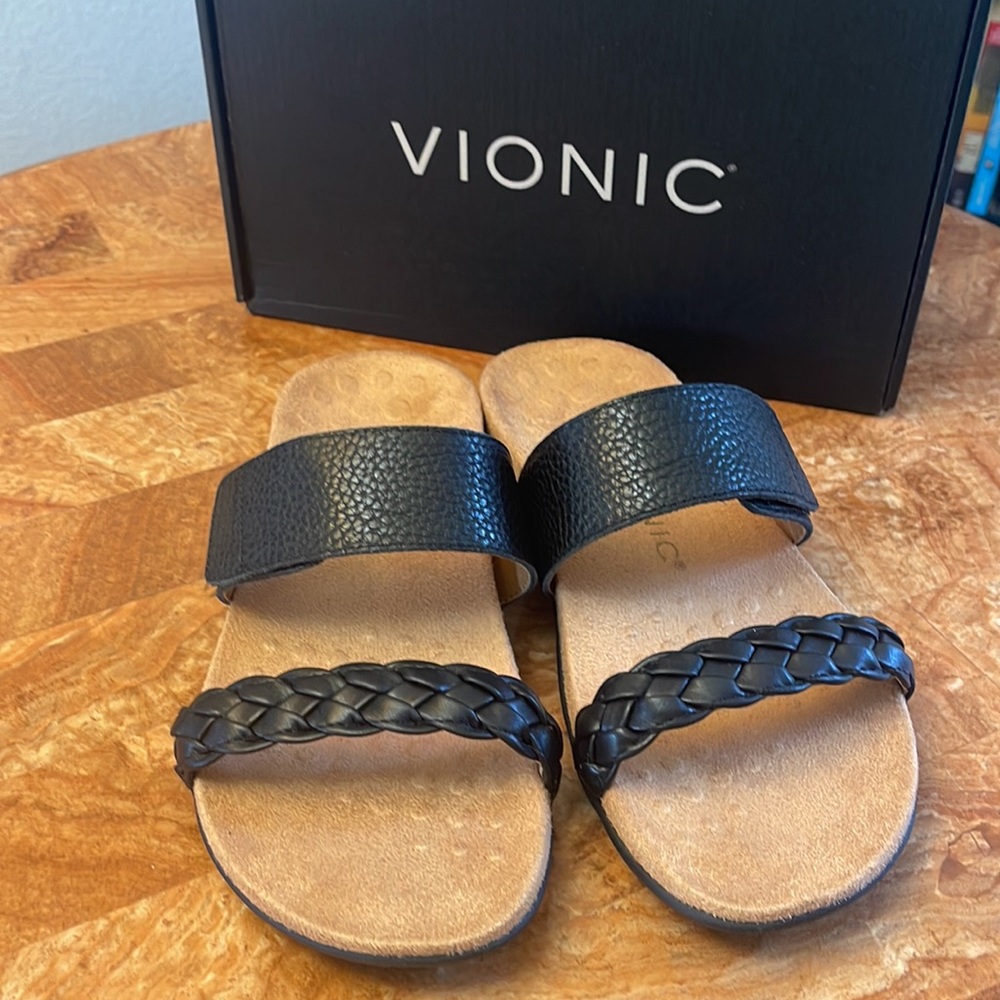 Vionic | Black Jeanne Leather Sandal WIDE Width  ZL618